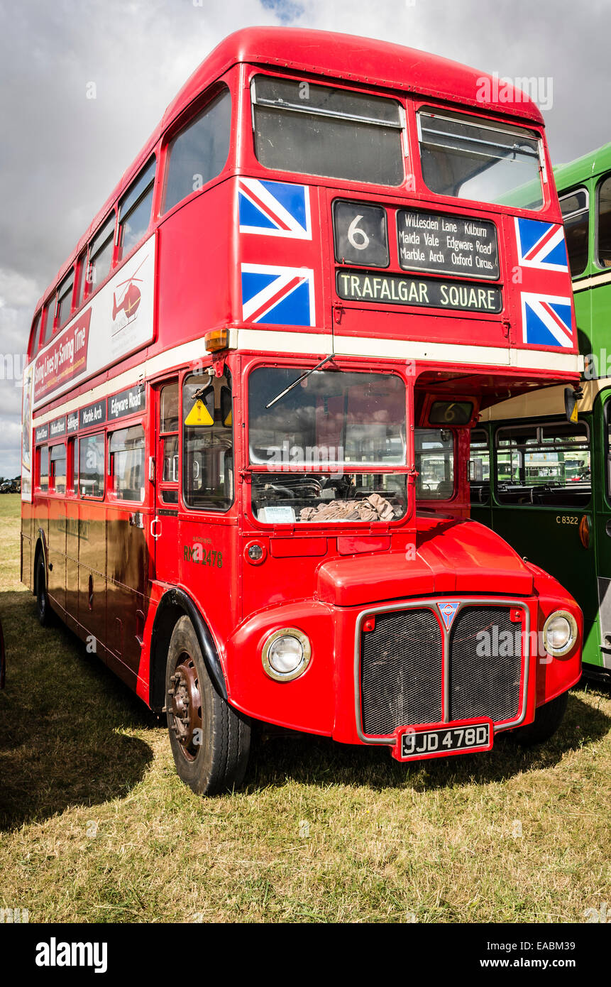 Alten Londoner Routemaster Omnibus auf einer englischen im Jahr 2014 Stockfoto