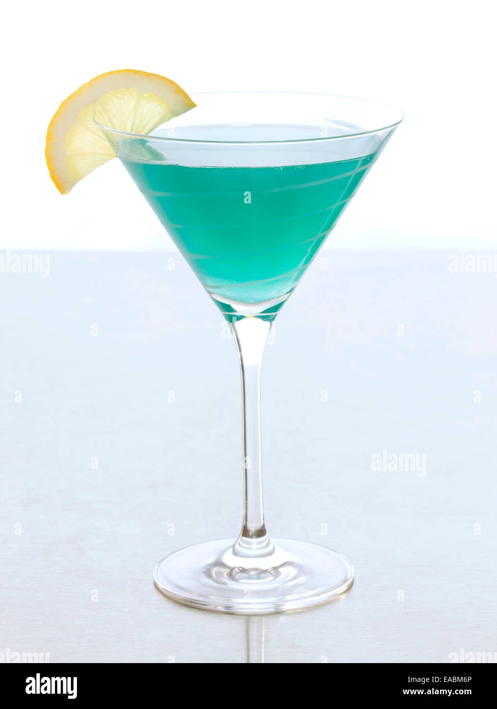 Blue Martini mit Zitronenscheibe Stockfoto