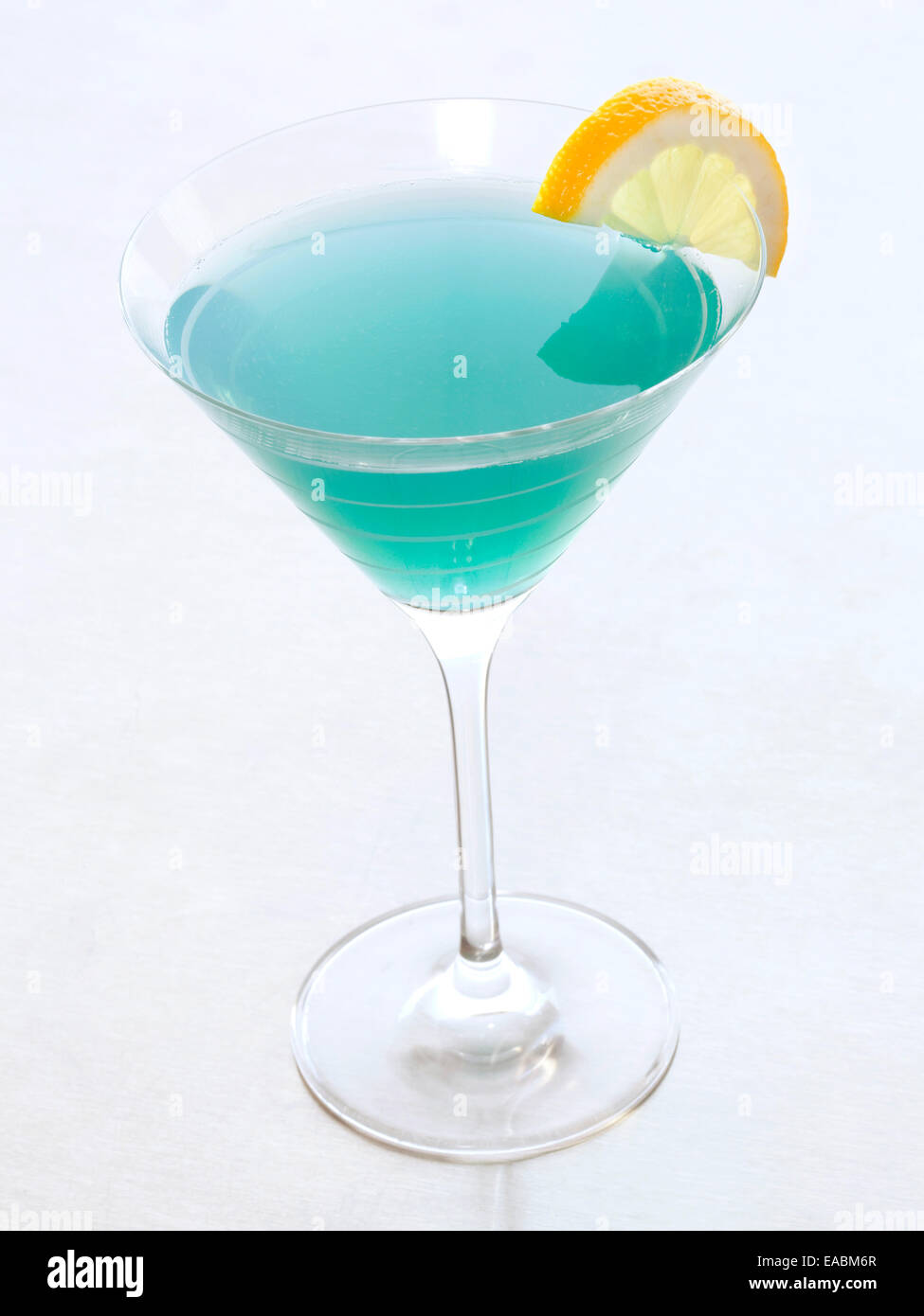 Blue Martini mit Zitronenscheibe Stockfoto
