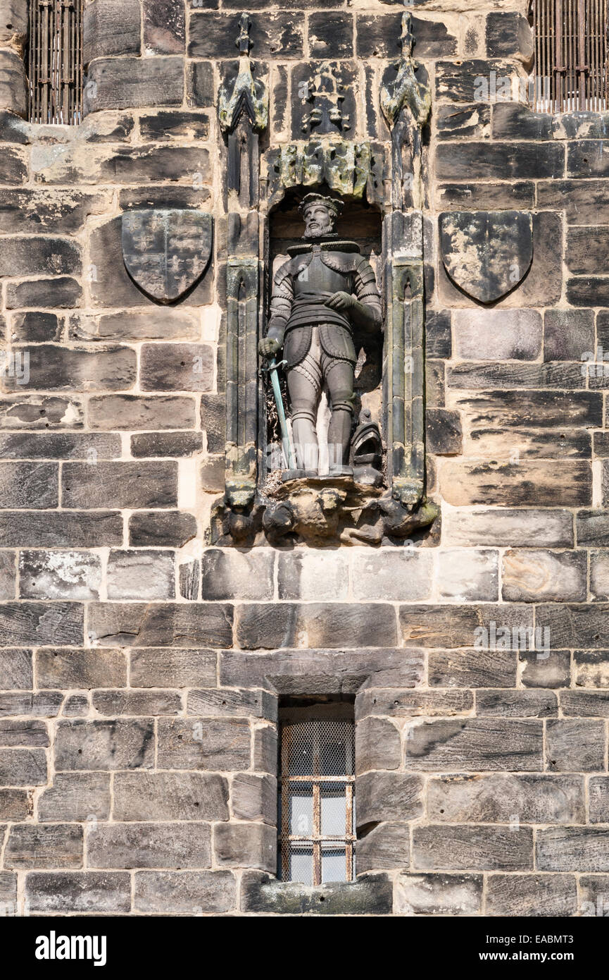 Lancaster Castle, UK. Über dem Haupttor in John O'Gaunts-Turm steht eine Statue von John of Gaunt, 1. Duke of Lancaster Stockfoto