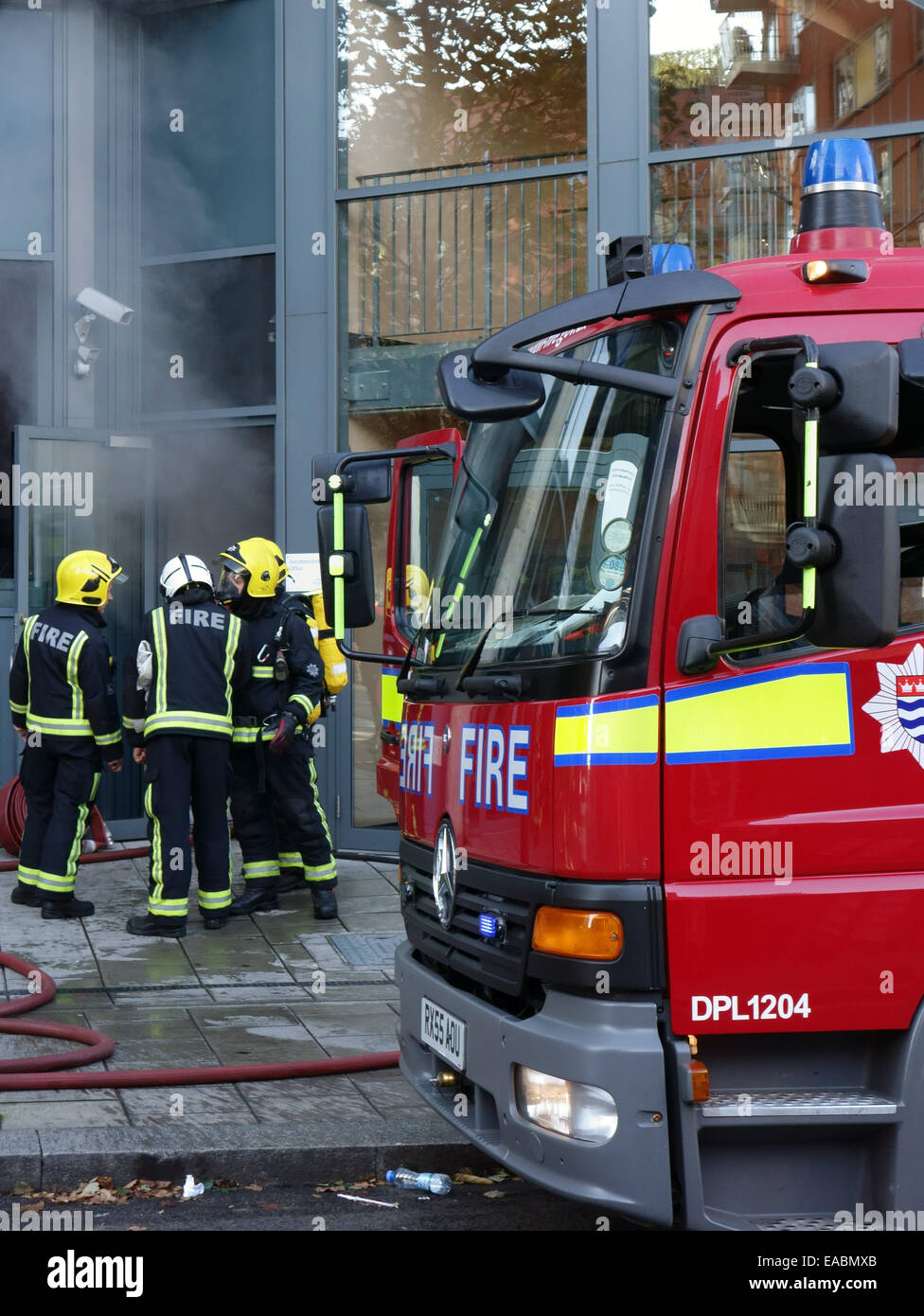 Feuerwehrleute besuchen Brand im Wohnblock in Holloway, Nord-London Stockfoto