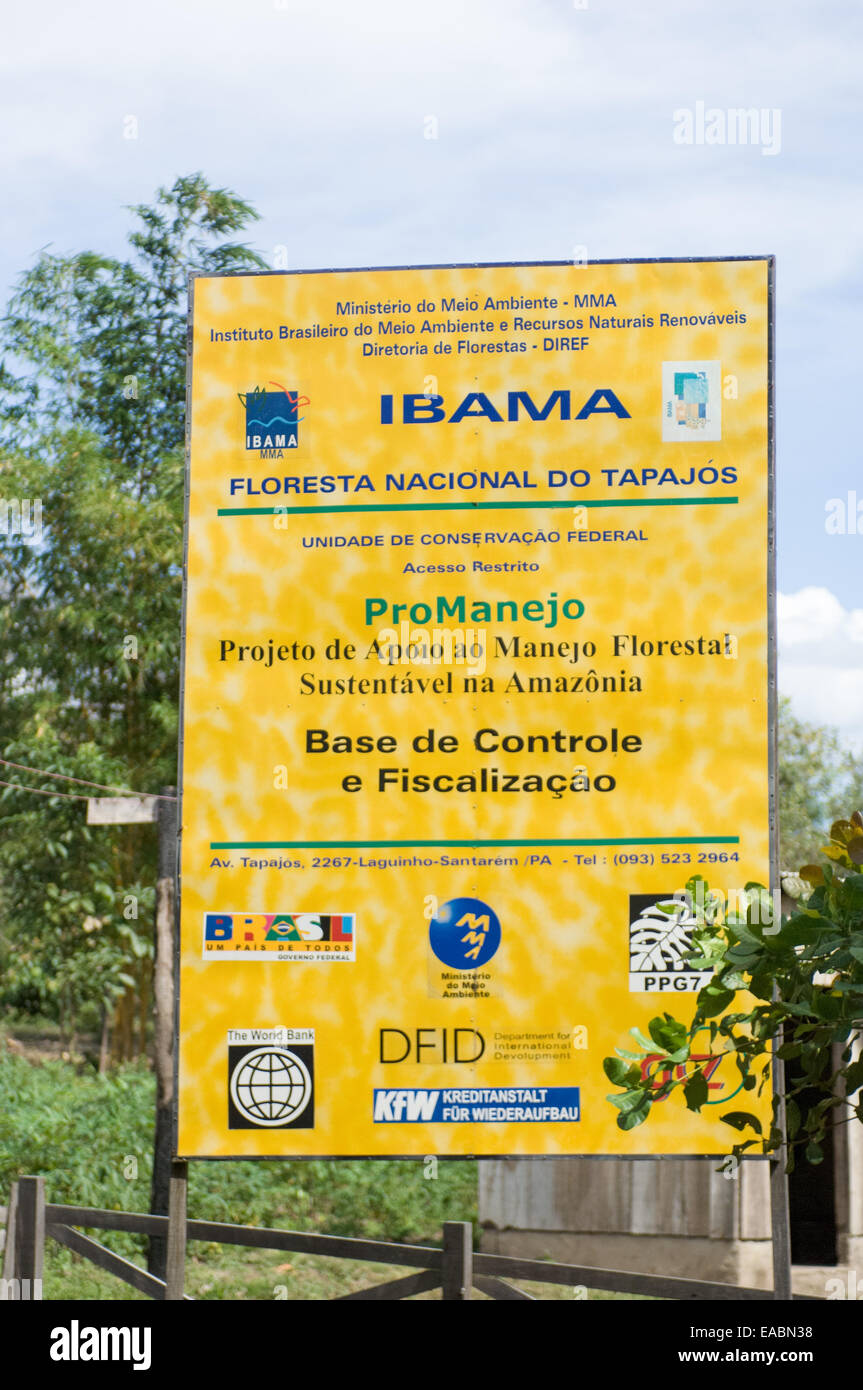 Bundesstaat Para, Brasilien. Ministerium für Umwelt, Ibama Zeichen für nachhaltige Waldbewirtschaftung für Tapajos River National Forest, unterstützt DFID, Weltbank, PPG7 KfW, GTZ. Stockfoto