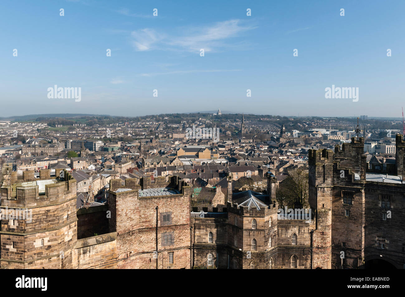 Blick von Lancaster Castle, Lancashire, Großbritannien. Das 15c Torhaus (John O'Gaunt's Tower), mit dem Ashton Memorial in der Ferne Stockfoto