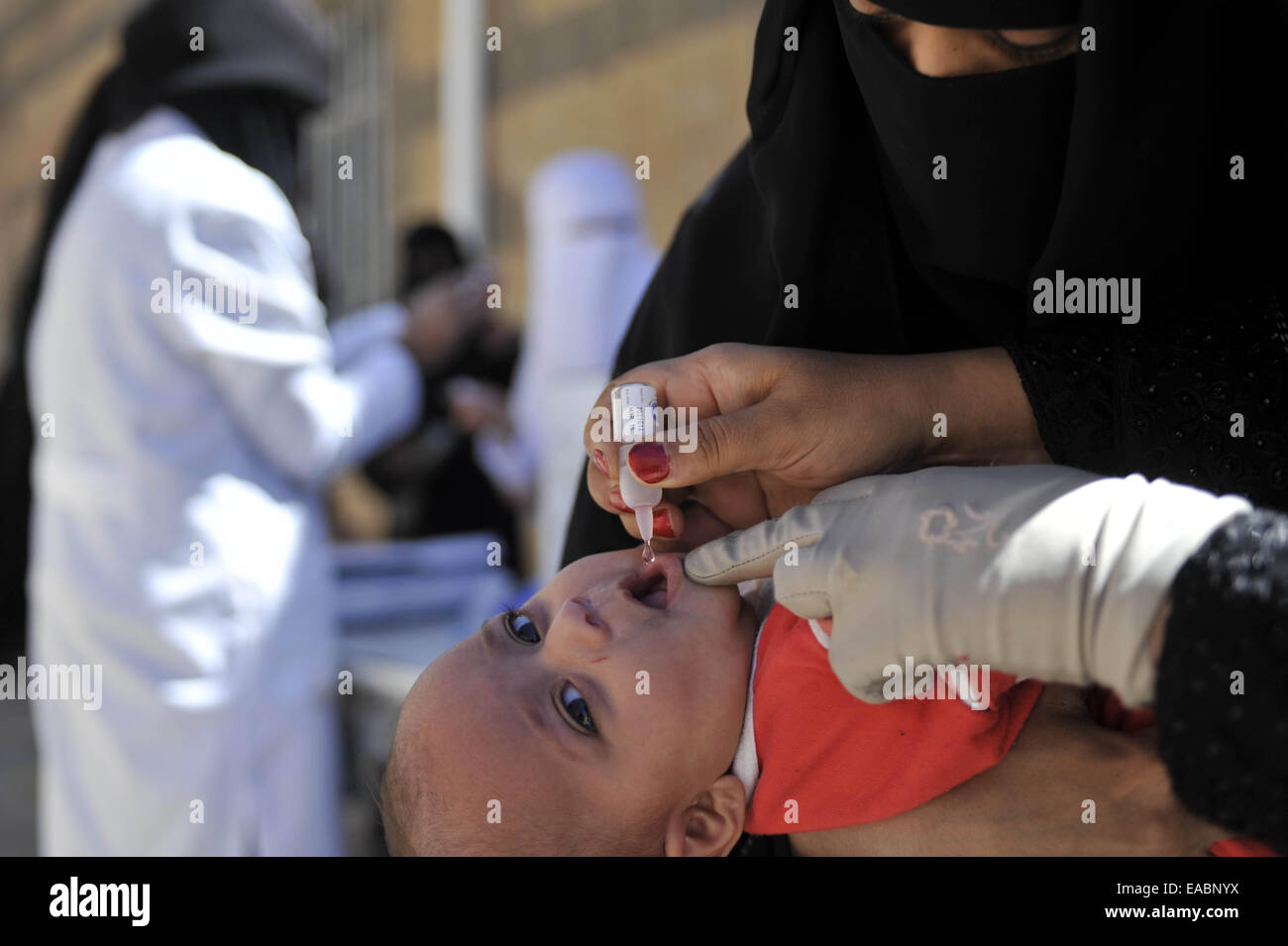 Sanaa, Jemen. 11. November 2014. Jemenitische Kind erhält einen Polio-Impfstoff während eine landesweite Impfkampagne auf 11,6 Millionen Kinder im Alter zwischen einem und fünfzehn Jahre alt, in Sanaa, Jemen, am 11. November 2014. © Hani Ali/Xinhua/Alamy Live-Nachrichten Stockfoto
