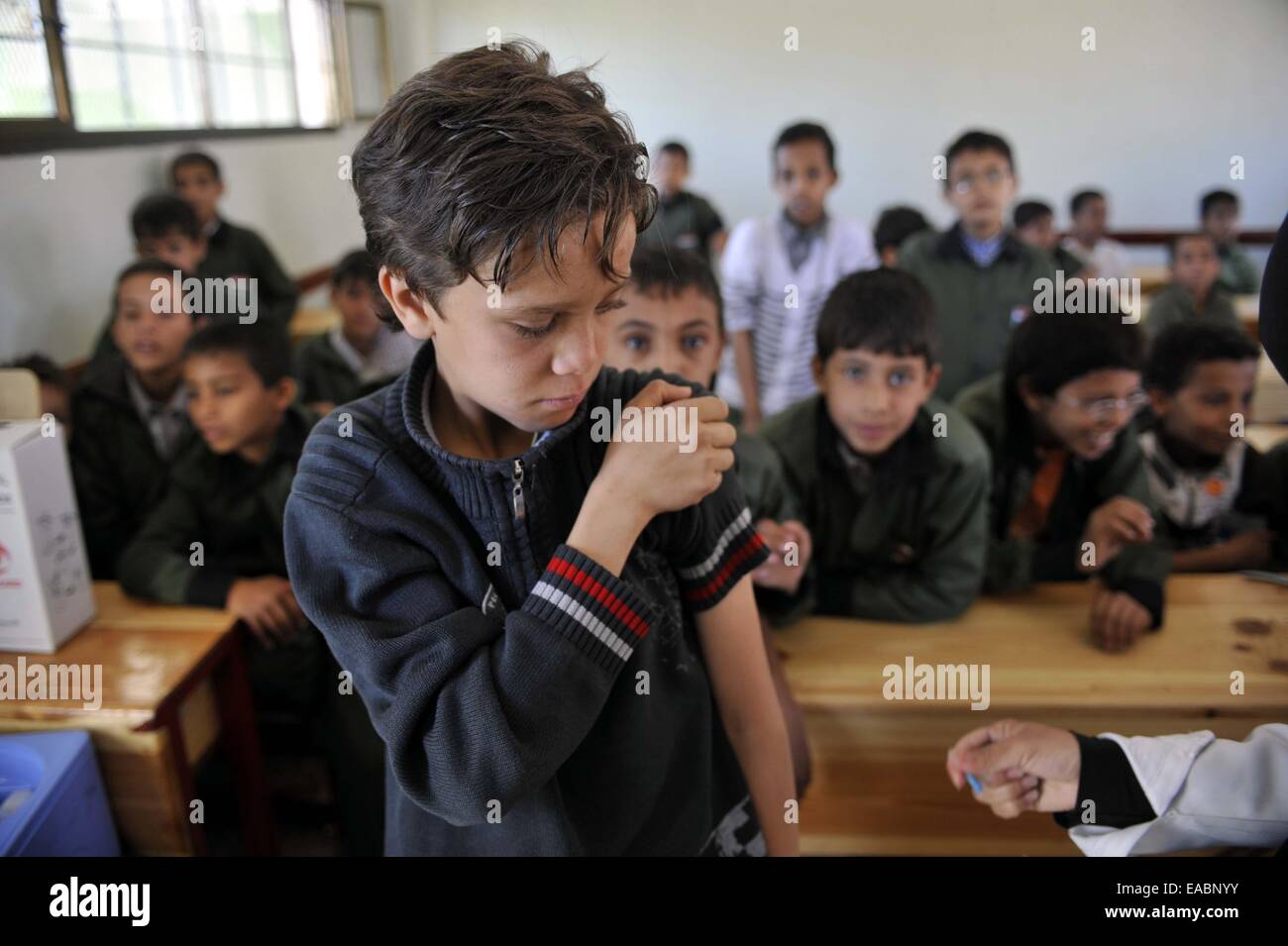 Sanaa, Jemen. 11. November 2014. Jemenitische Kind wartet, während eine Impfkampagne auf 11,6 Millionen Kinder im Alter zwischen einem und fünfzehn Jahre alt, in Sanaa, Jemen, am 11. November 2014 einen Polio-Impfstoff zu erhalten. © Hani Ali/Xinhua/Alamy Live-Nachrichten Stockfoto