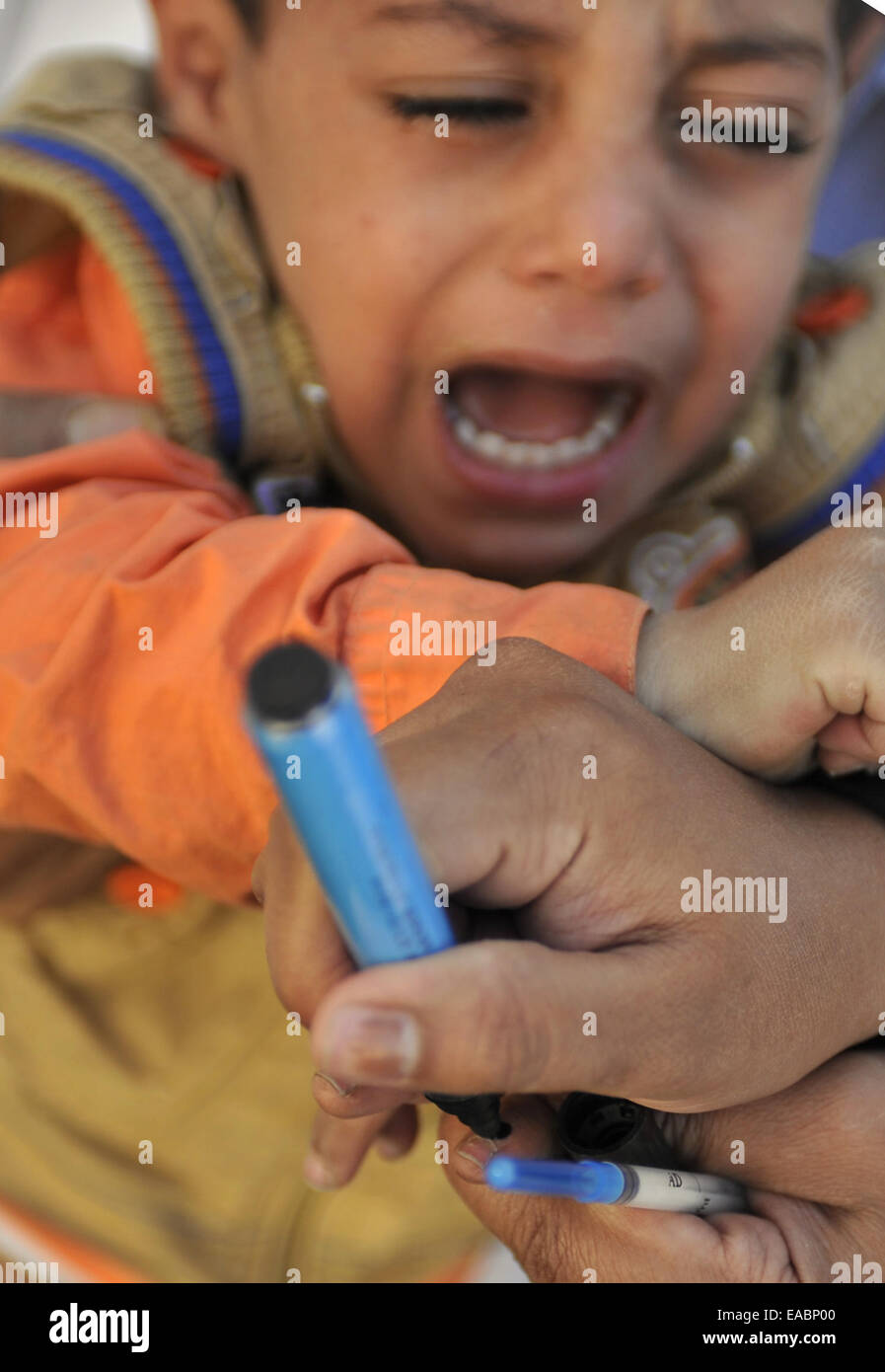 Sanaa, Jemen. 11. November 2014. Jemenitische Kind zeichnet sich am Finger nach einer Polio-Impfstoff erhalten, während eine Impfkampagne auf 11,6 Millionen Kinder im Alter zwischen einem und fünfzehn Jahre alt, in Sanaa, Jemen, am 11. November 2014. © Hani Ali/Xinhua/Alamy Live-Nachrichten Stockfoto