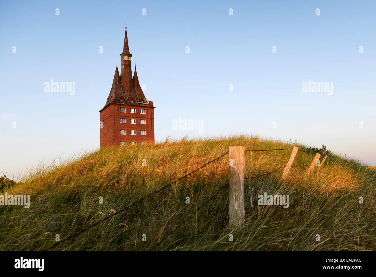 Der Westturm von der Insel Wangerooge bei Sonnenuntergang, Deutschland. Stockfoto