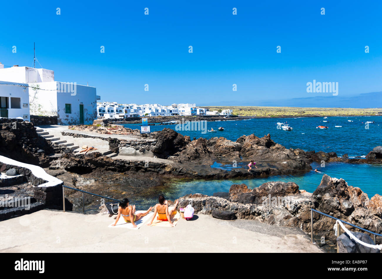 Spanien Kanaren Lanzarote Punta Mujeres Fischerdorf Arrieta und Strand Stockfoto