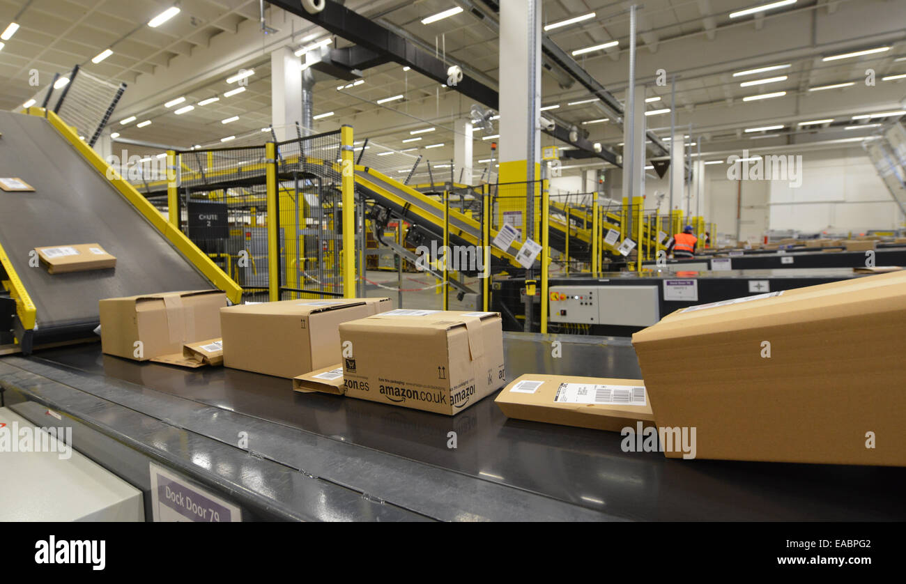 Pakete versenden aus dem Amazon-Logistikzentrum in Brieselang, Deutschland,  11. November 2014. Für ein Jahr Kunde wurden Aufträge in der Mitte von  65.000 Quadratmeter verarbeitet. Amazon lud die Presse 1. Jahrestag des  Standortes