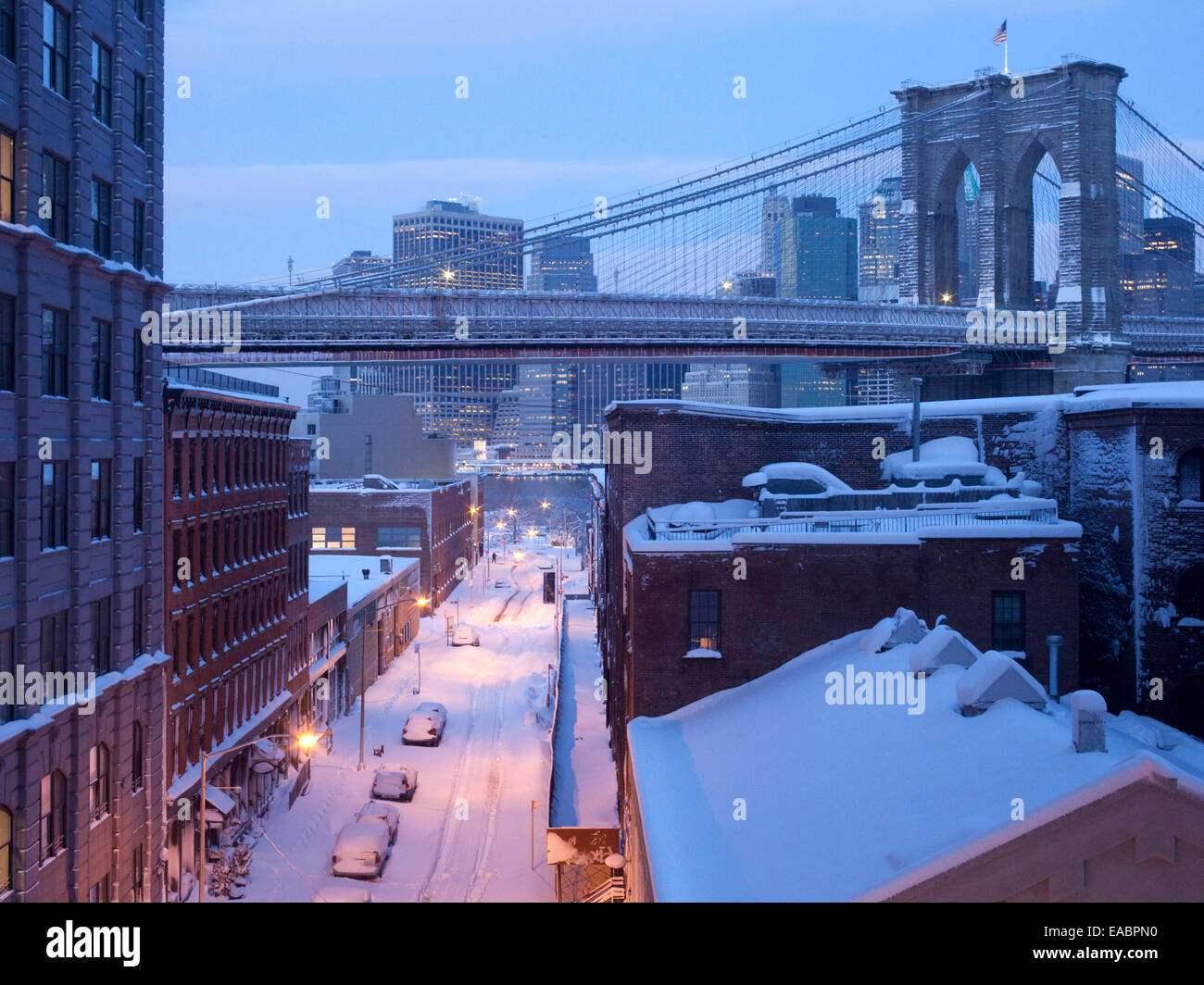 Dumbo, Brooklyn Nachbarschaft und Spannweite der Brooklyn Bridge in frühen Morgenstunden kurz nach Schneesturm. Stockfoto