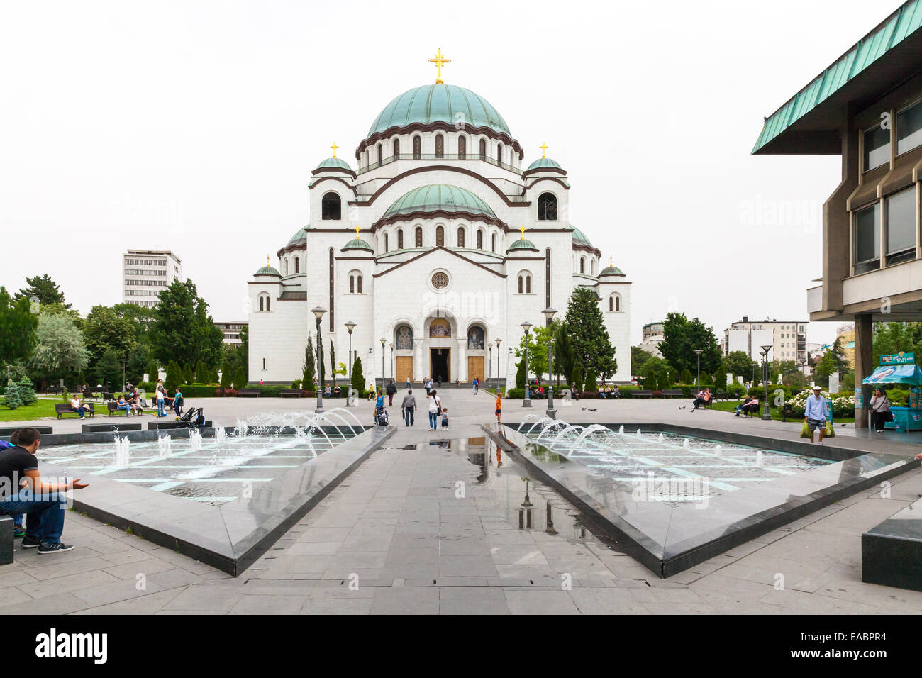 Serbien-Belgrad Blick zur Kirche des Heiligen Sava mit Brunnen im Vordergrund Stockfoto