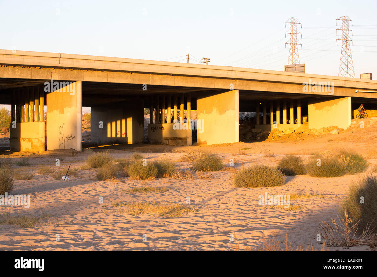 Das ausgetrocknete Flussbett des Flusses Kern in Bakersfield, Kalifornien, USA hinauf. Nach einer noch nie da gewesenen vier Jahr lang Dürre ist Bakersfield nun die trockenste Stadt in den USA. Die meisten von Kalifornien ist in außergewöhnliche Trockenheit, Dürre Klassifizierung auf höchstem Niveau. 428.000 Hektar landwirtschaftlicher Flächen wurden aus der Produktion wegen des Mangels an Wasser, Tausende von landwirtschaftlichen Arbeitern ihren Arbeitsplatz verloren haben und ein Drittel aller Kinder in Kalifornien hungrig zu Bett gehen. Stockfoto