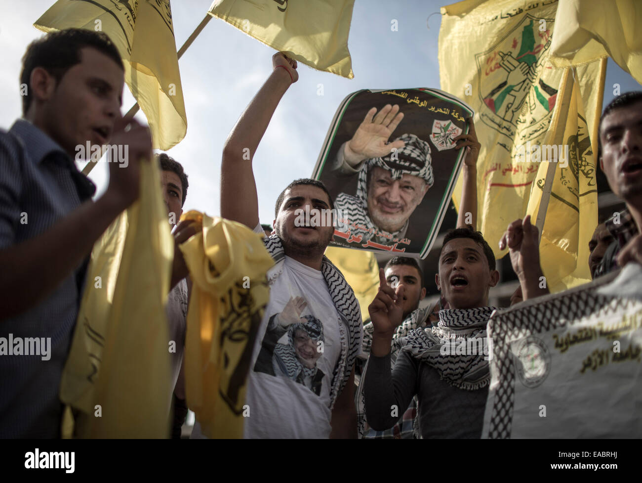 Gaza. 11. November 2014. Anhänger der palästinensischen Fatah-Bewegung hält Plakat des verstorbenen palästinensischen Führer Yasser Arafat, wie sie den zehnten Jahrestag seines Todes in Gaza-Stadt am 11. November 2014 markieren. Bildnachweis: Wissam Nassar/Xinhua/Alamy Live-Nachrichten Stockfoto