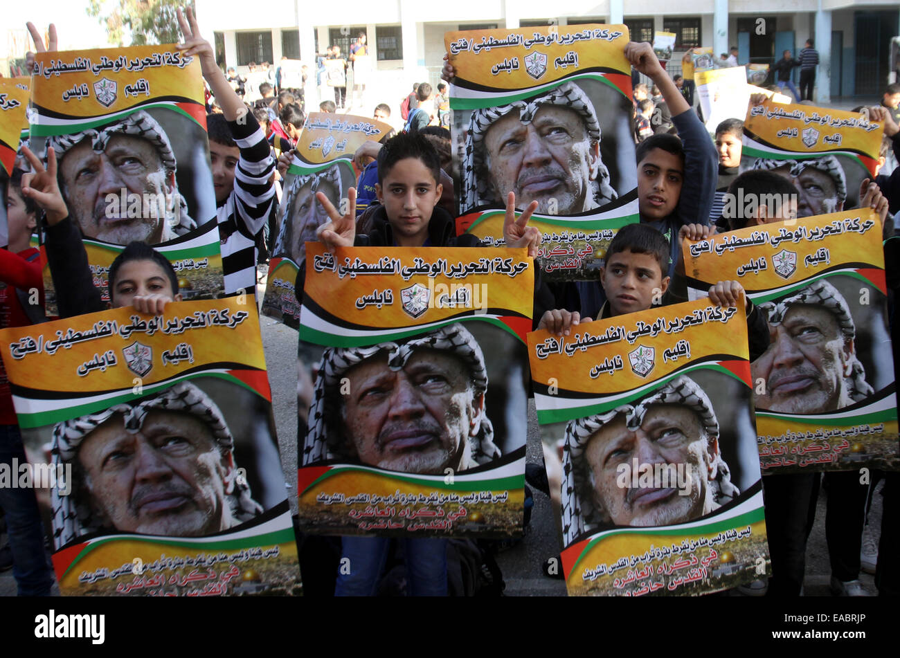 Nablus. 11. November 2014. Palästinensische Studenten halten Plakate von den verstorbenen palästinensischen Führer Yasser Arafat wie sie den zehnten Jahrestag seines Todes in der West Bank von Nablus am 11. November 2014 markieren. Bildnachweis: Nidal Eshtayeh/Xinhua/Alamy Live-Nachrichten Stockfoto