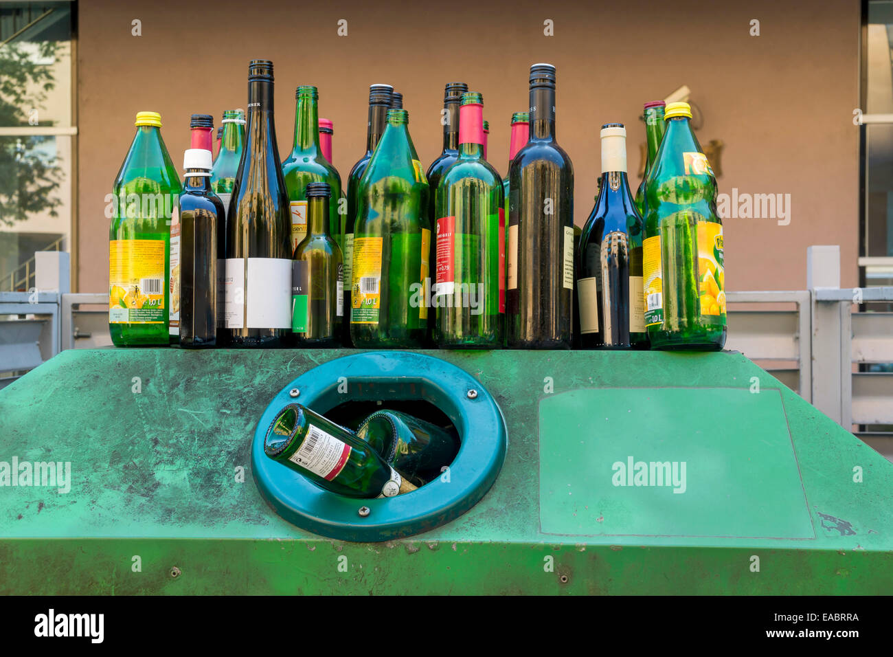 Österreich, volle Flasche Bank mit Glasflaschen Stockfoto