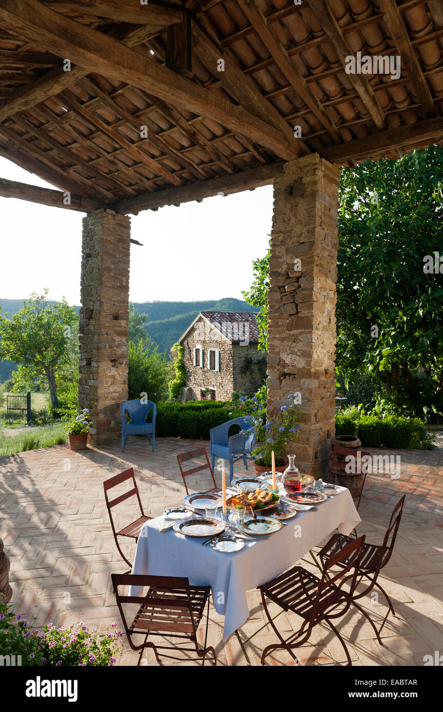 Gedeckten Tisch für Abendessen auf der überdachten Terrasse des Bauernhauses im umbrischen Ausläufern Stockfoto