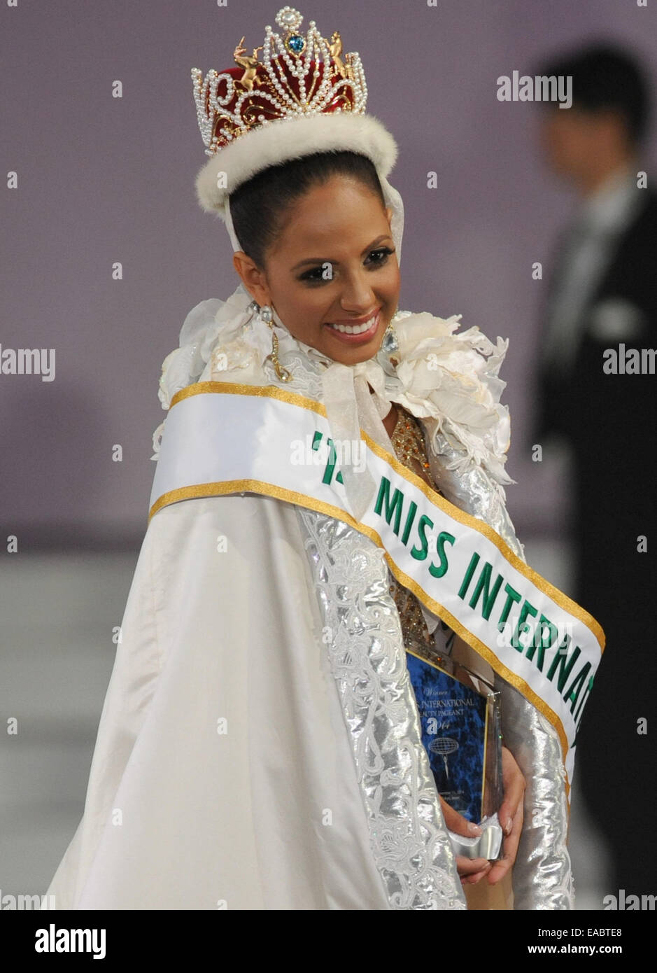 Tokio, Japan. 11. November 2014. Miss Puerto Rico Valerie Hernandez posiert für Fotos nach Verleihung des Titels Miss International bei der Miss International Beauty Pageant 2014 in Tokio, Japan, 11. November 2014. 74 Teilnehmer nahmen an der jährlichen Schönheitswettbewerb. Bildnachweis: Xinhua/Alamy Live-Nachrichten Stockfoto