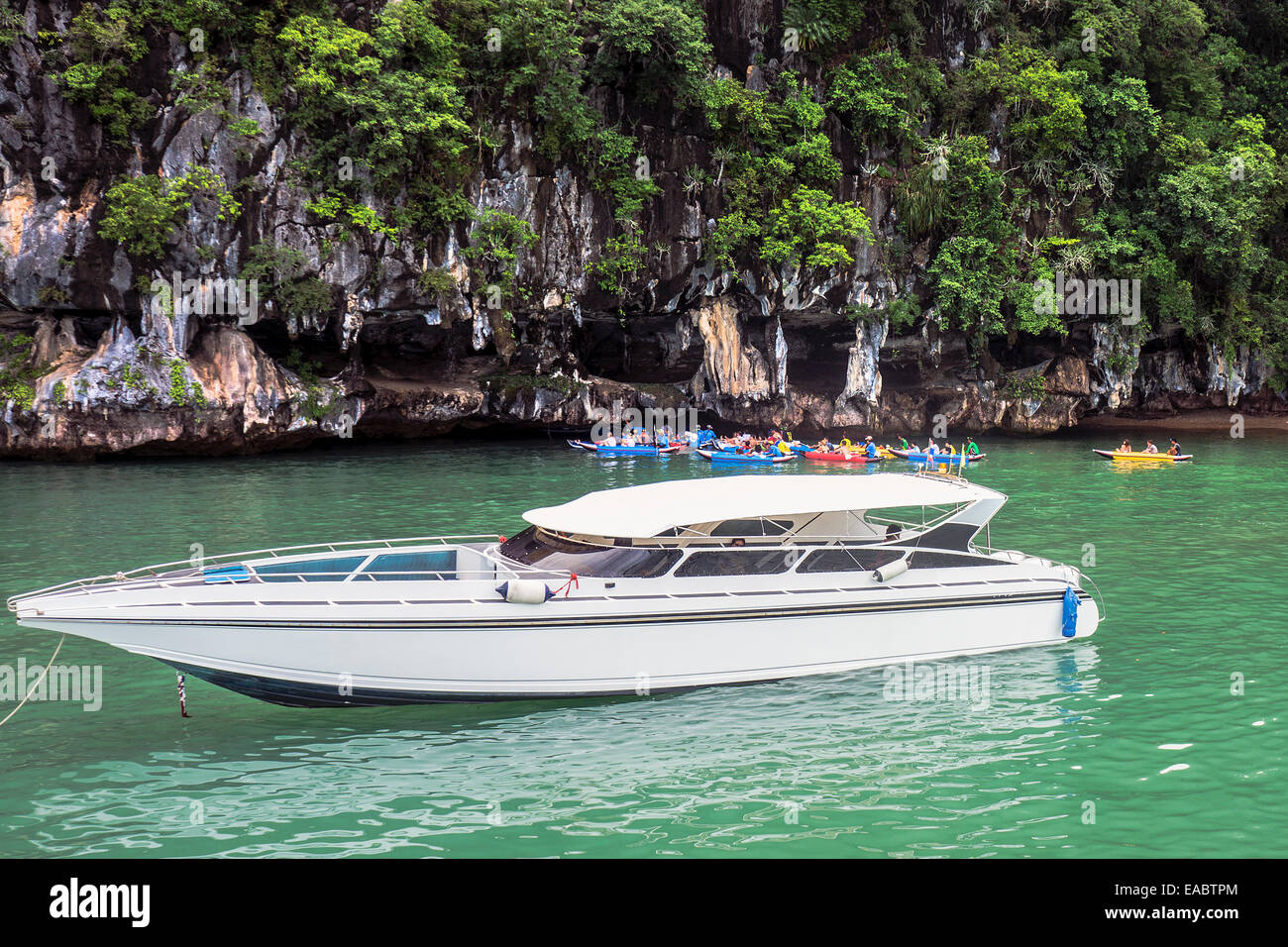 Thailand Koh Phanak Touristen in Schlauchbooten vor Höhleneingang warten vertäut Motoryacht im Vordergrund Stockfoto