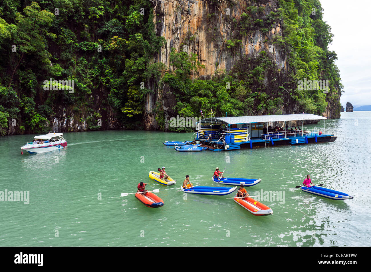 Thailand Koh Phanak Blick auf Motoryacht Schlauchboote und Ausflugsschiff an der Phang Nga Bucht Stockfoto