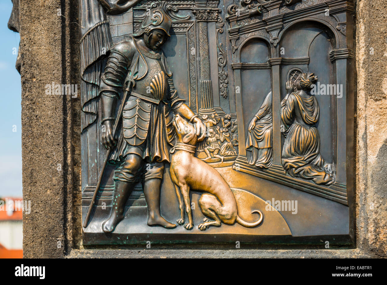 Tschechien Prag Bronze-Relief am Pier der Karlsbrücke Stockfoto