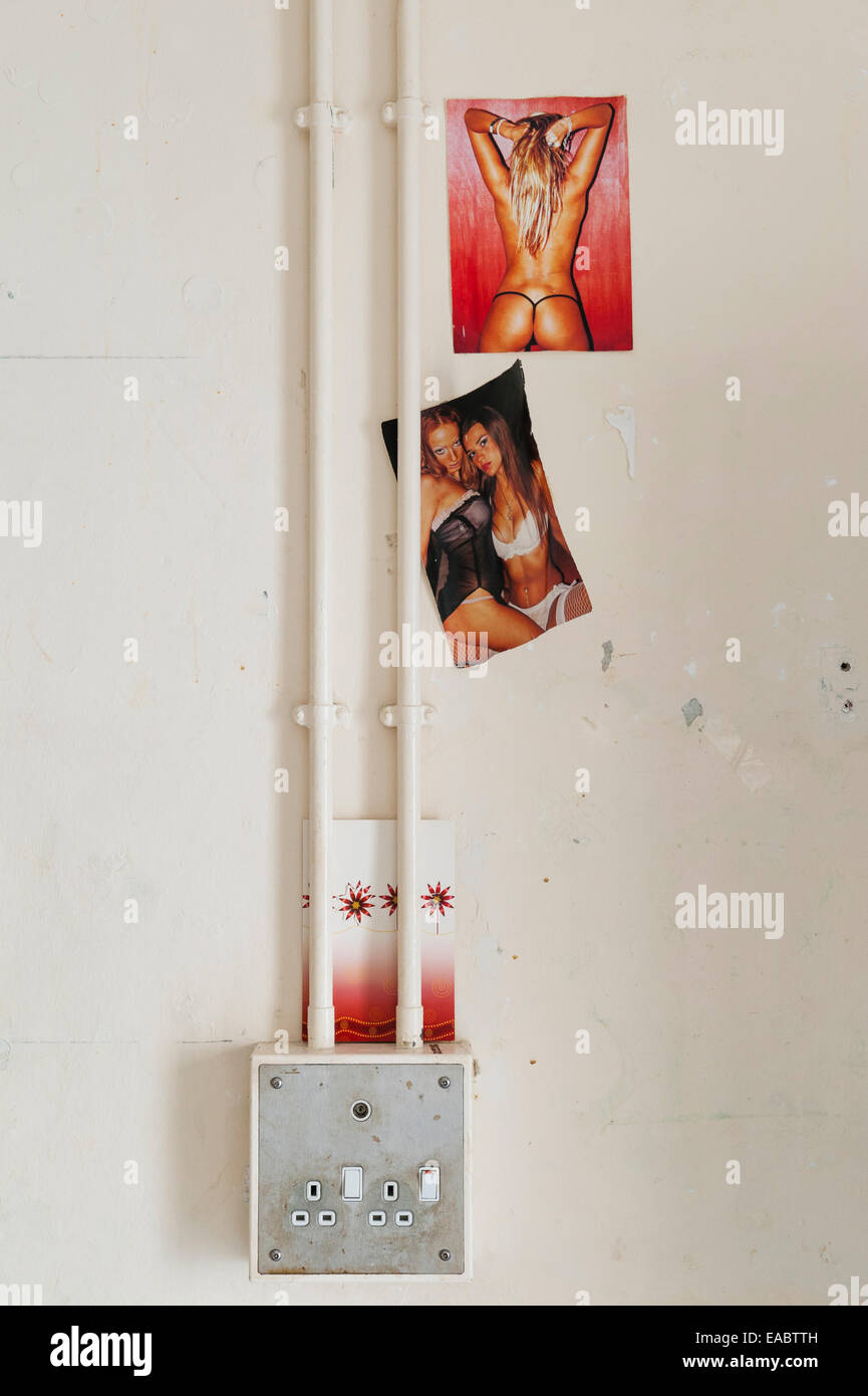 HMP Lancaster Castle, Lancashire, Vereinigtes Königreich. Das Innere einer Gefängniszelle im A-Flügel - Pinup-Fotos eines Gefangenen Stockfoto