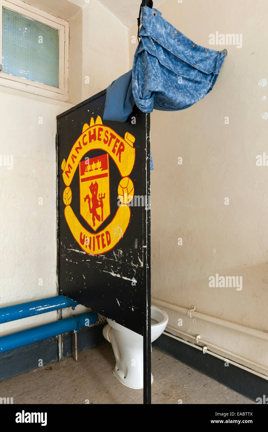 HMP Lancaster Castle, Lancashire, Vereinigtes Königreich. Die Toilettenecke in einer gemeinsamen Gefängniszelle im A-Flügel, dekoriert von einem Unterstützer von Manchester United Stockfoto