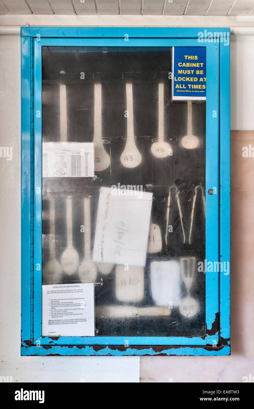 HMP Lancaster Castle, Lancashire, Vereinigtes Königreich. In der Cafeteria - ein verschlossener Schrank, in dem Servierutensilien sicher aufbewahrt werden können Stockfoto