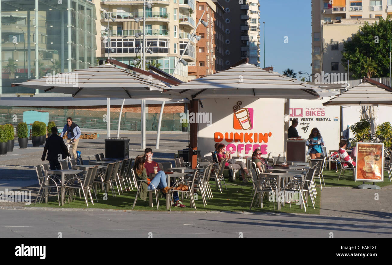 Dunkin Kaffee stehen im Hafen von Malaga, Andalusien, Spanien. Stockfoto