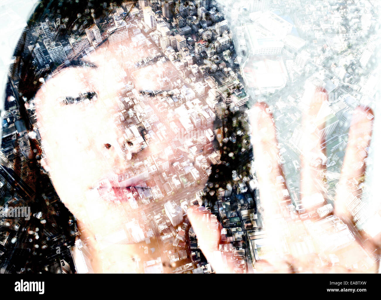 Hand und Gesicht asiatische Frau mit geschlossenen Augen und Karte von Tokyo Doppelbelichtung Stockfoto