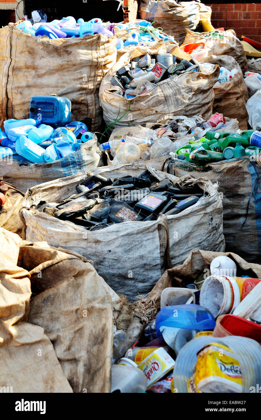 Brasilien-Ceilandia Säcke aus Separeted Kunststoff Abfall am recycling-Hof Stockfoto