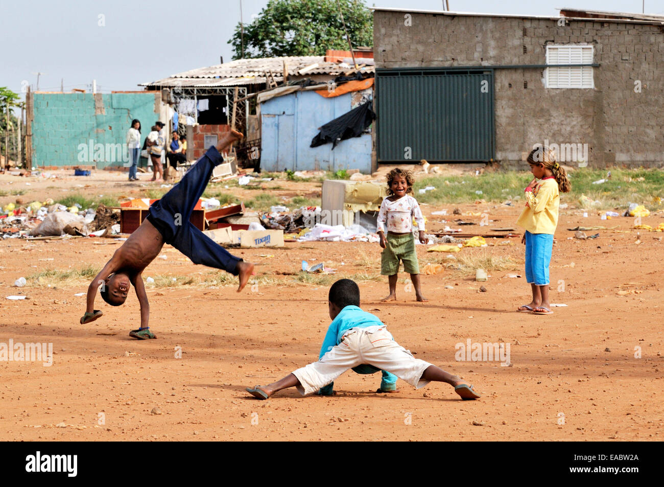 Brasilien-Ceilandia in der Nähe von Brasilia Kinder spielen auf einer Deponie Stockfoto