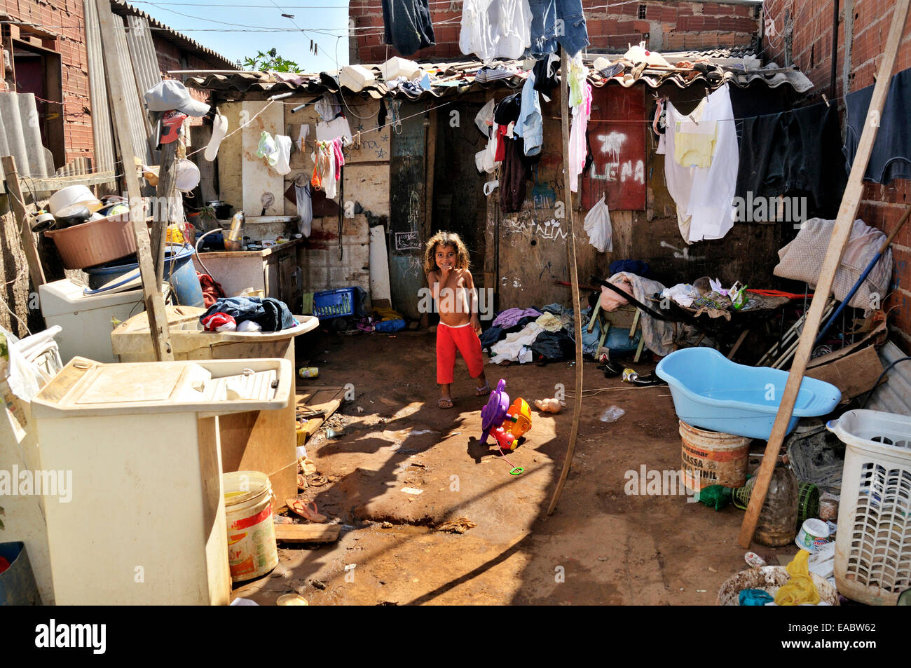 Brasilien, Ceilandia in der Nähe von Brasilia, Mädchen in einer favela Stockfoto