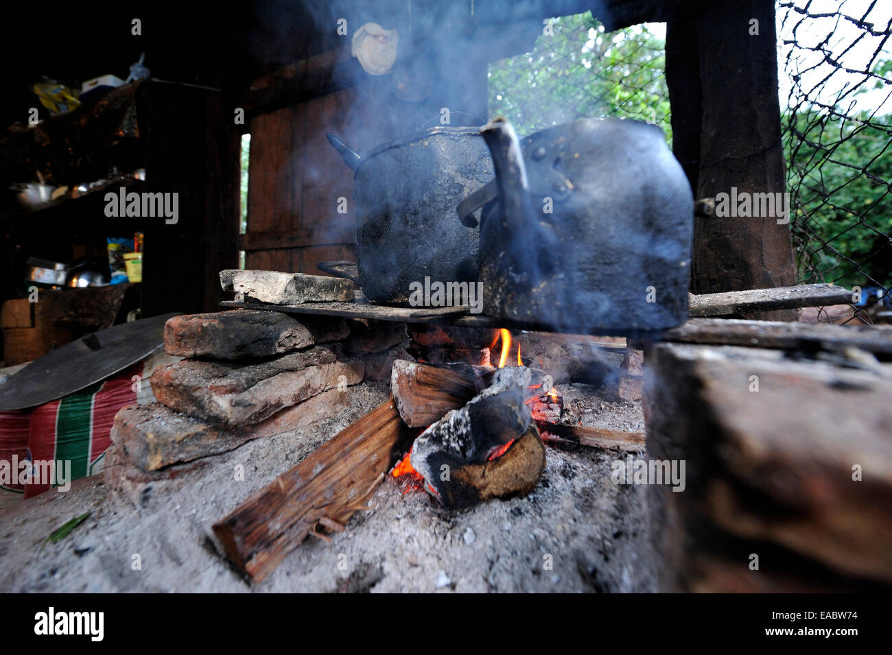 Paraguay Departamento Concepcion Comunidad Arroyito Topf und Wasser Kessel am offenen Feuer Stockfoto