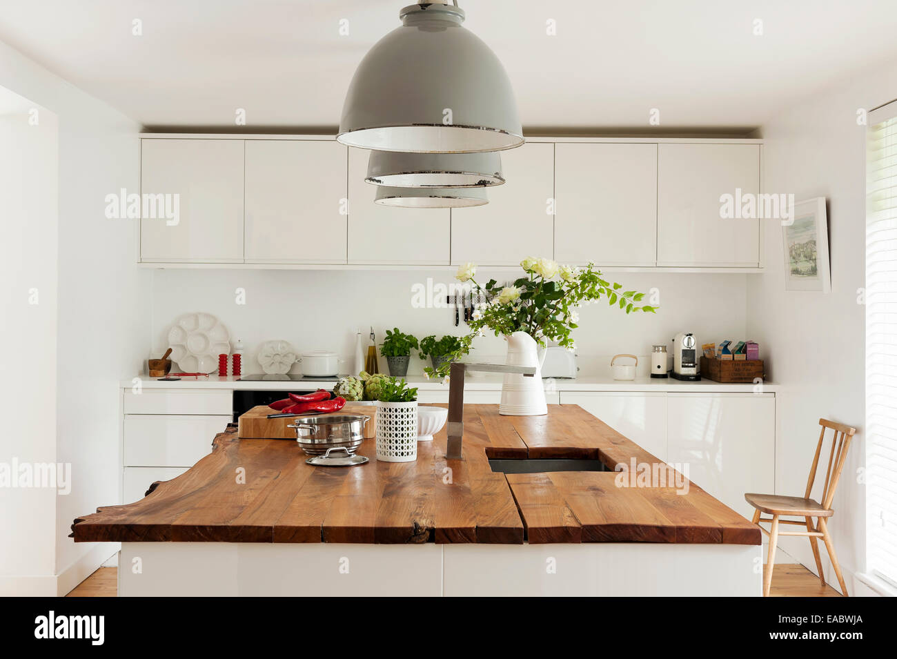 kuche mit insel, drei industrielampen oberhalb elm-spitze küche insel stockfoto, bild, Design ideen