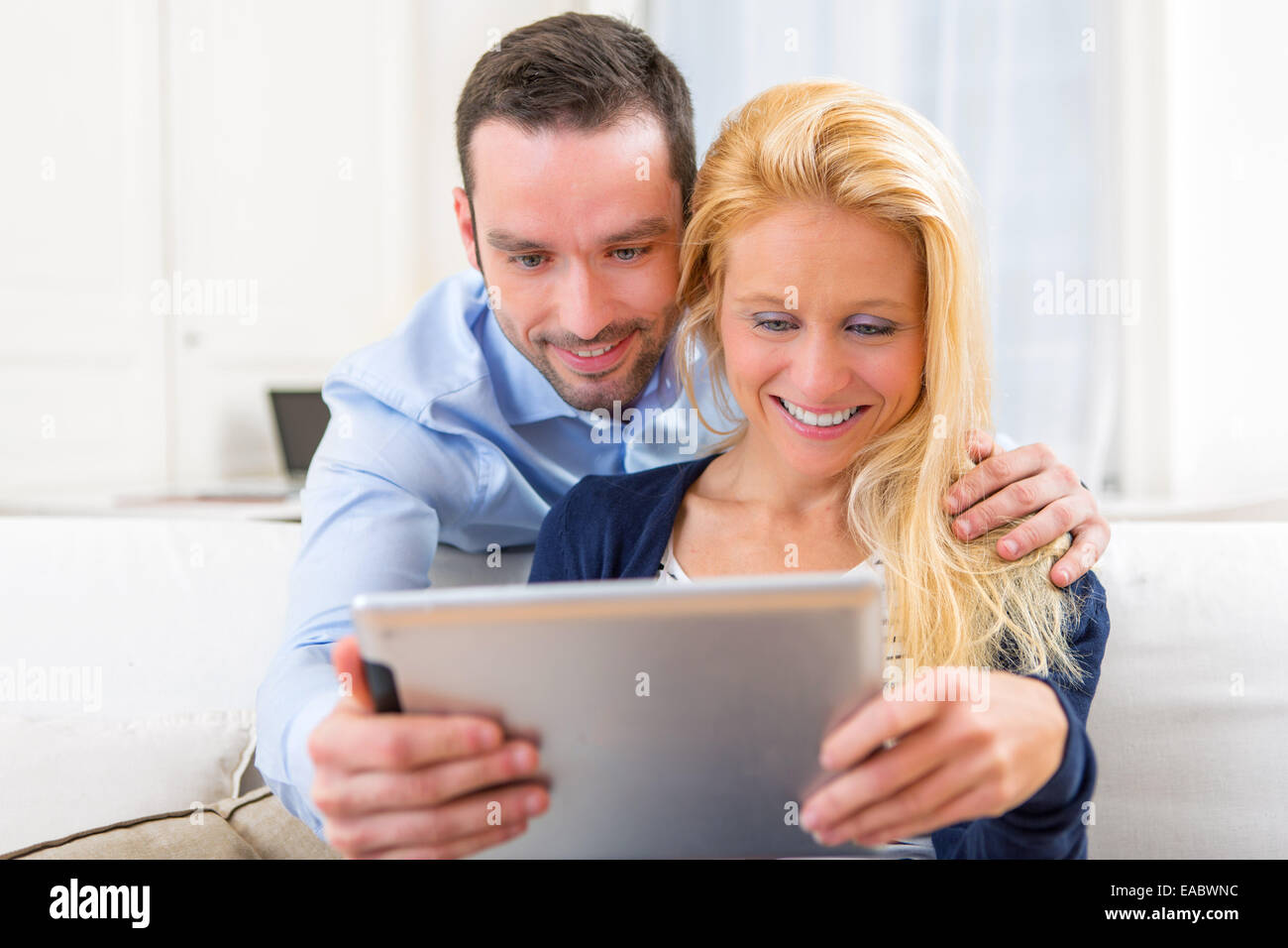 Blick auf ein junges attraktives Paar Spaß mit Tablet Stockfoto