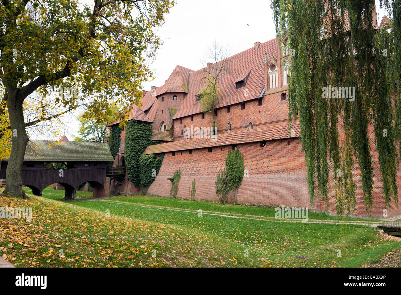 Malbork, Polen - 21. Oktober 2014: Das Schloss des Deutschen Ordens in Malbork ist die größte Burg der Welt durch Oberfläche ar Stockfoto