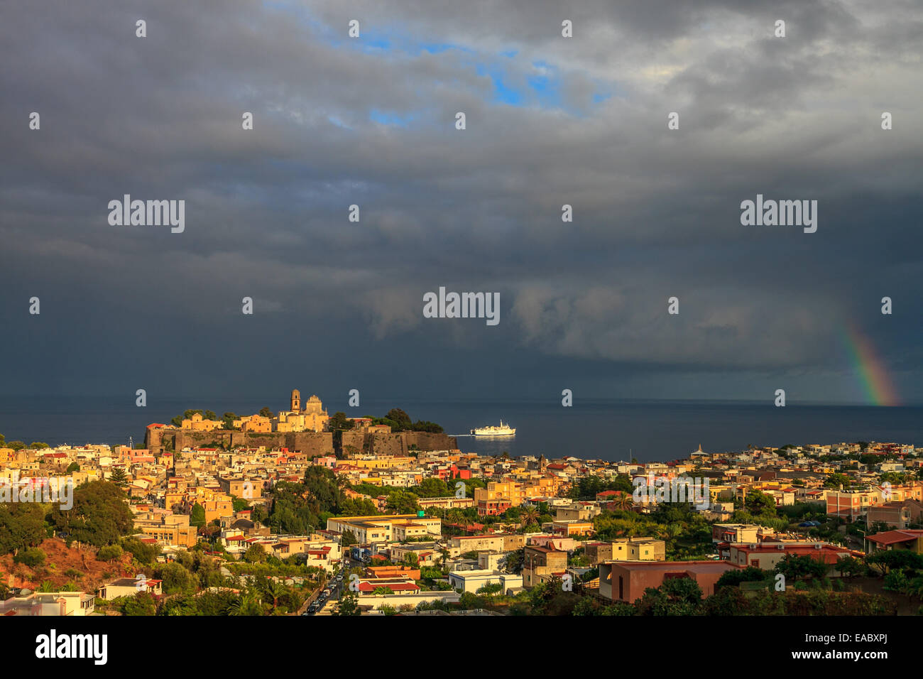 Blick auf die Stadt Lipari nach einem Sommersturm Stockfoto