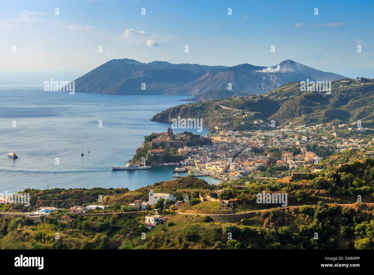 Panoramablick auf die Äolischen Inseln Lipari und Vulcano Stockfoto