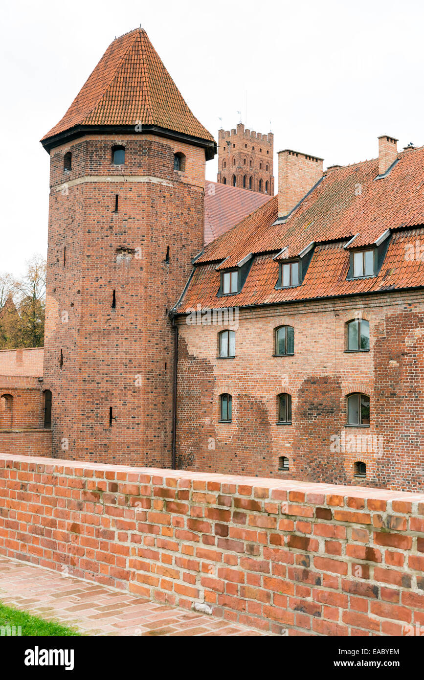 Malbork, Polen - 21. Oktober 2014: Das Schloss des Deutschen Ordens in Malbork ist die größte Burg der Welt durch Oberfläche ar Stockfoto