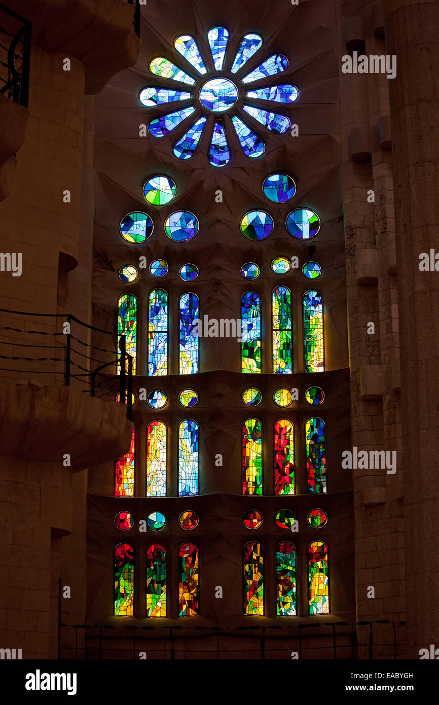 Glasfenster in der Kirche Sagrada Familia in Barcelona, Katalonien, Spanien. Stockfoto