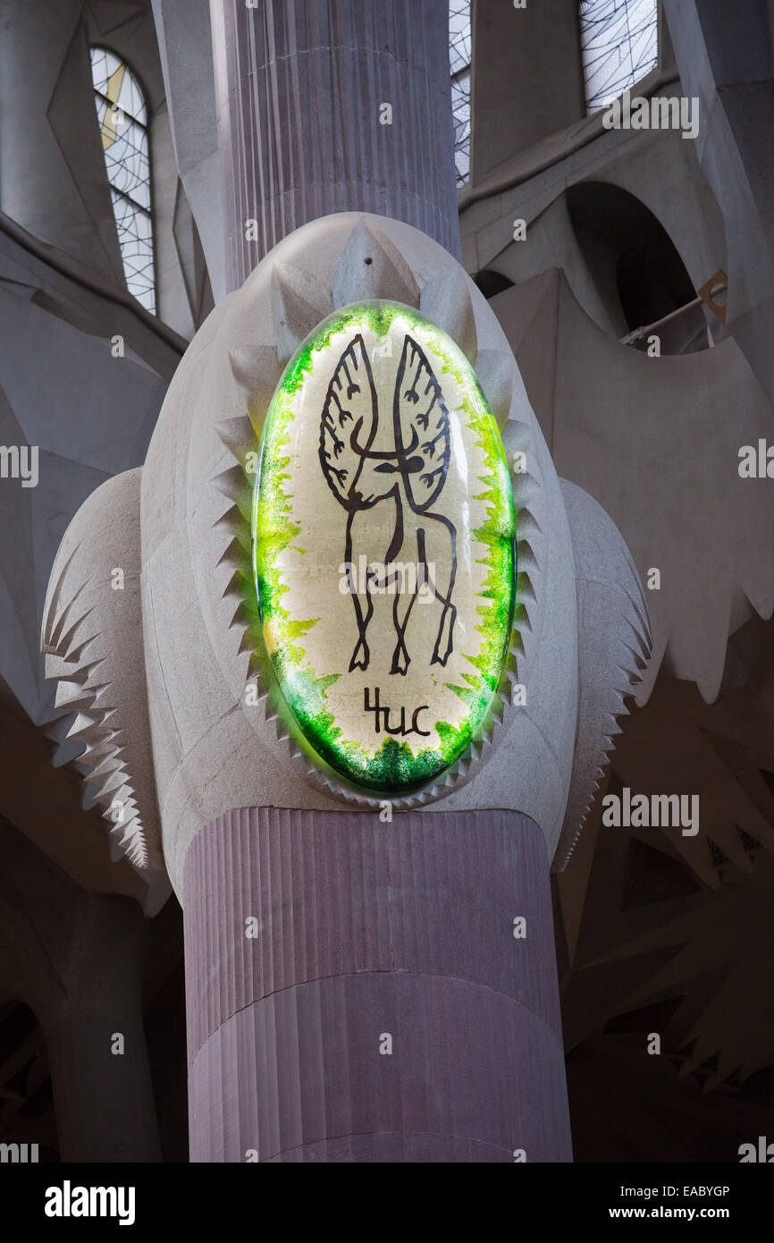 Evangelist Lukas Symbol auf einer Spalte in der Basilika Sagrada Familia in Barcelona, Katalonien, Spanien. Stockfoto