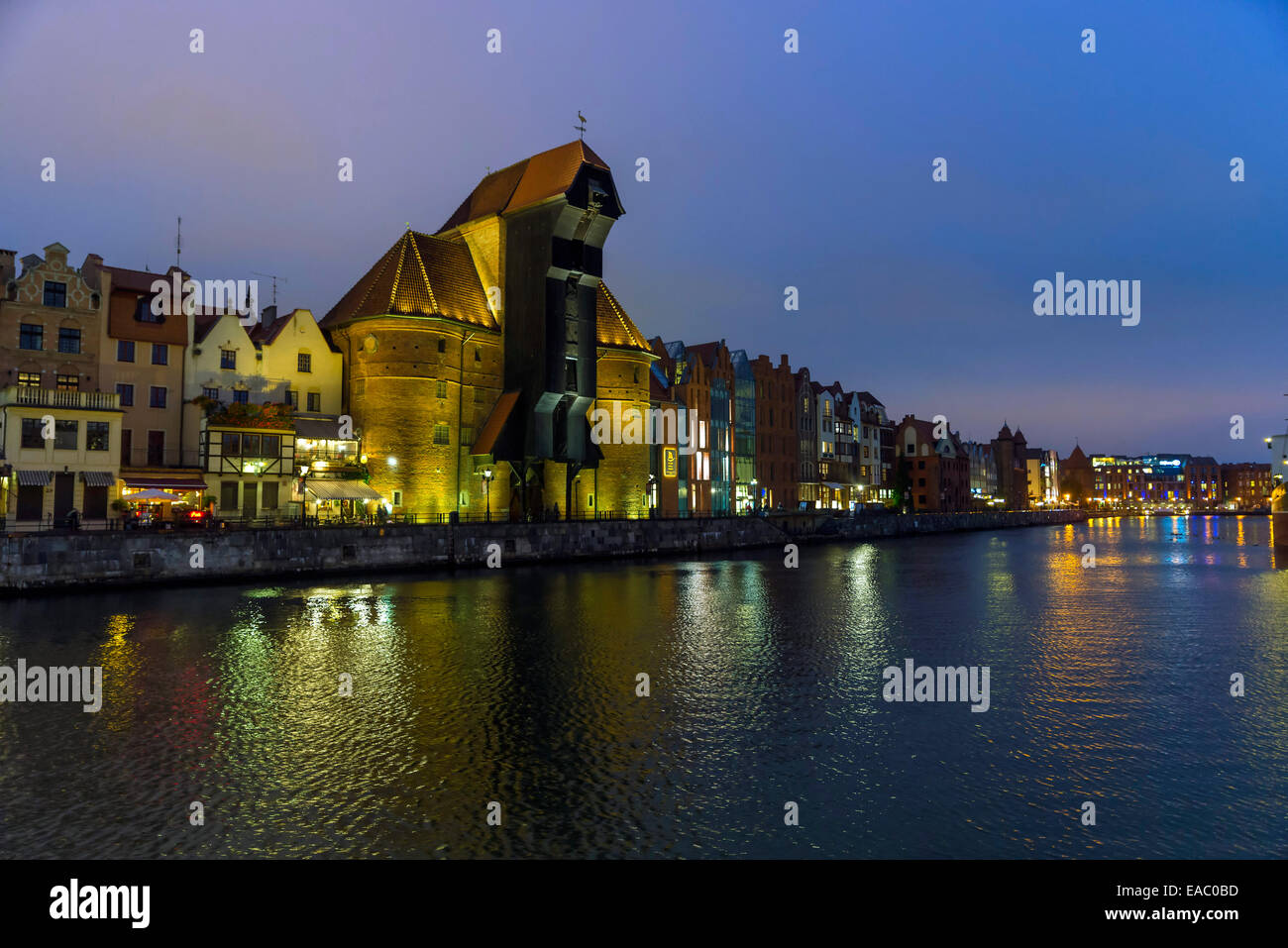 Danzig, Polen - 22. Oktober 2014: Am Flussufer mit dem charakteristischen Kran von Danzig, Polen. Stockfoto