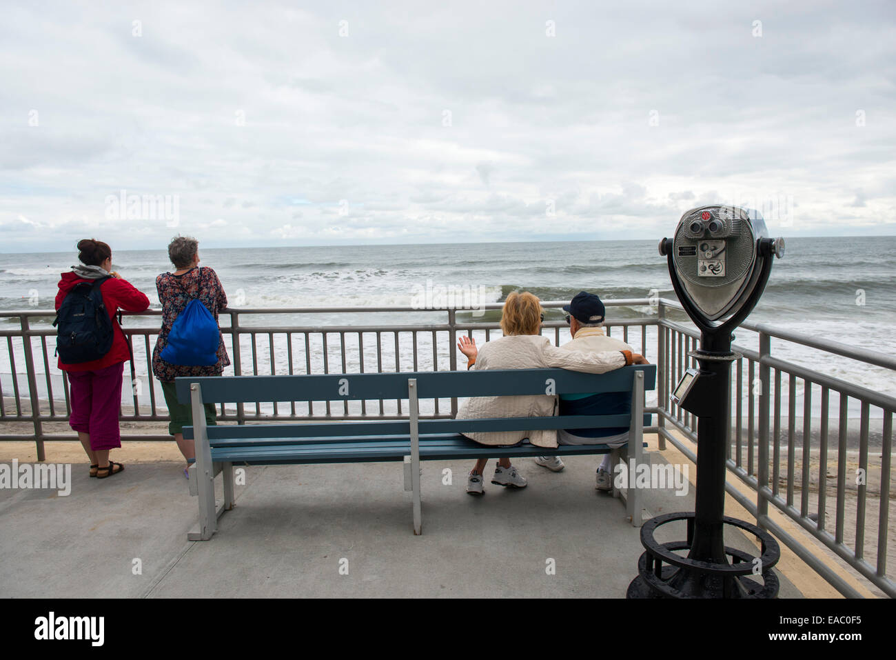 Menschen mit Blick auf das Meer in Ocean City, New Jersey USA Stockfoto Menschen mit Blick auf das Meer in Ocean City, New Jersey USA Stockfoto
