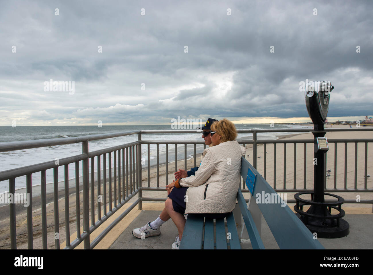 Ein Ehepaar im Ruhestand sitzen am Meer in Ocean City, New Jersey USA Stockfoto Ein Ehepaar im Ruhestand sitzen am Meer in Ocean City, New Jersey USA Stockfoto