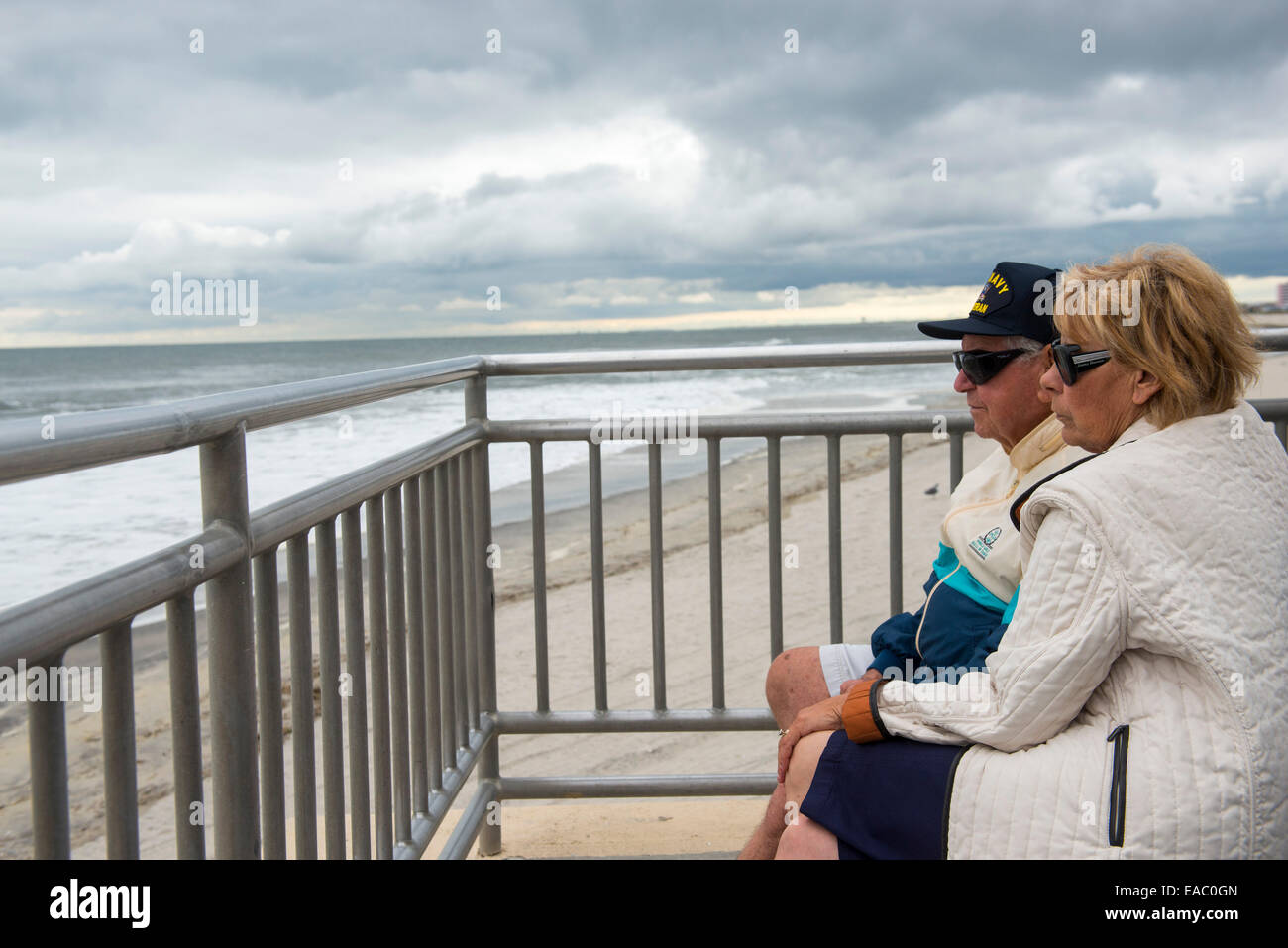 Ein Ehepaar im Ruhestand sitzen auf der Promenade am Meer in Ocean City, New Jersey USA Stockfoto