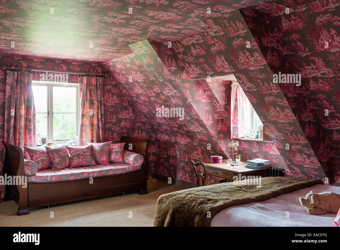 Attischen Stil Schlafzimmer mit Fett Toile De Jouy Tapeten und Stoffe Stockfoto