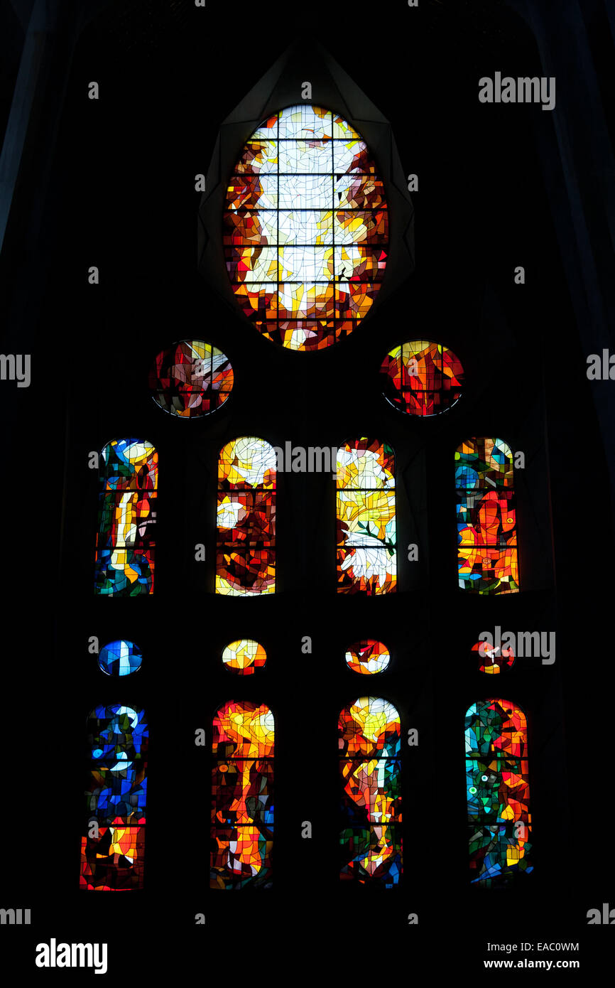 Glasfenster in der Sagrada Familia in Barcelona, Katalonien, Spanien. Stockfoto