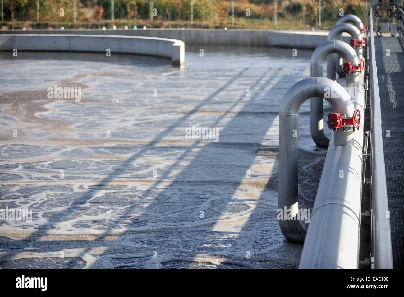 Industrial-Szene mit einer modernen Kläranlage Stockfoto