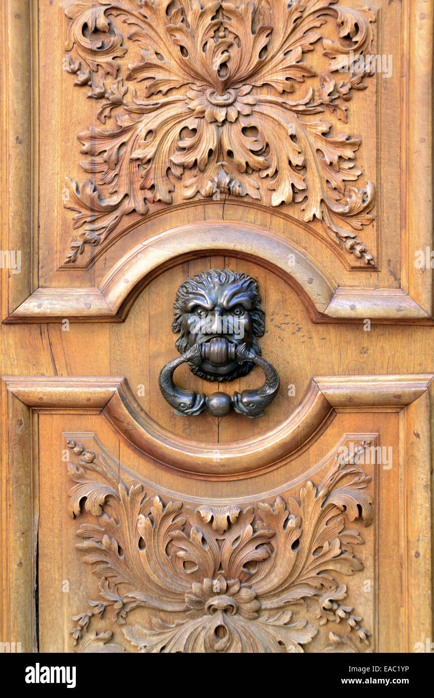 Alte Tür oder Tor und antiken Türklopfer, ähnlich einem Löwen Kopf Platz des Trois Ormeaux Aix-en-Provence Provence Frankreich Stockfoto