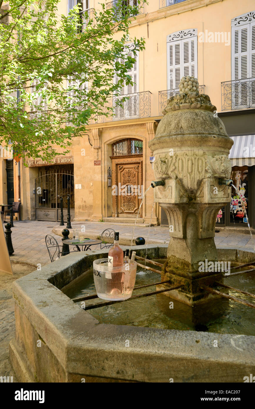 Rosé-wein kühl in der Straße Brunnen auf dem Platz des Trois Ormeaux in der Altstadt oder Altstadt Aix-en-Provence Provence Frankreich Stockfoto